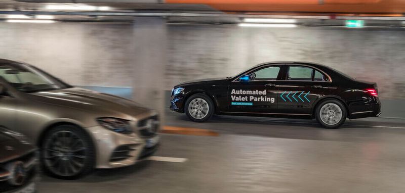 Türkisfarbene Lichtsignale markieren den automatisierten Fahrmodus und informieren so Passanten und andere Verkehrsteilnehmer, dass das Fahrzeug eigenständig unterwegs ist.