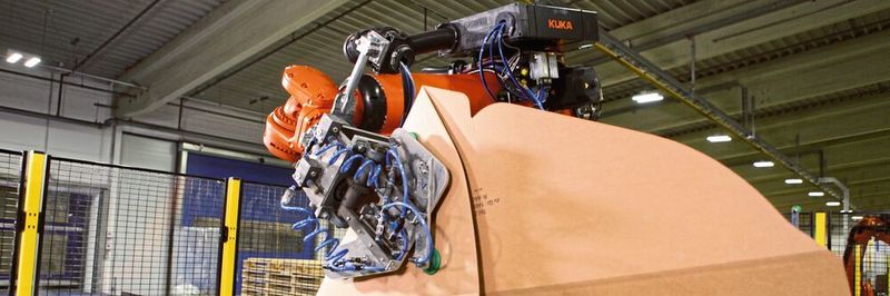 Der Kuka KR Quantec ist für das Handling von Sonderverpackungen zuständig.
