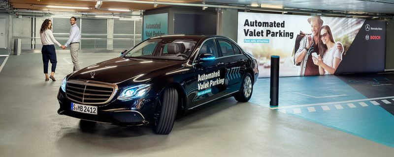 Während das Fahrzeug automatisch einparkt, können sich die Insassen bereits auf den Weg machen.