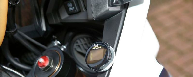Michelin hat ein nachrüstbares Reifendruckkontrollsystem für Motorräder entwickelt.