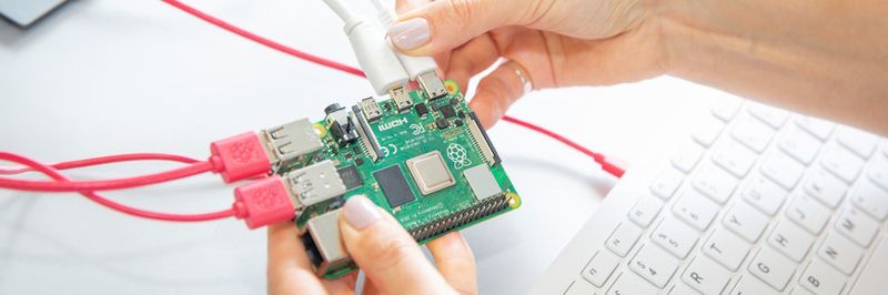Der Raspberry Pi 4 ist laut Hersteller deutlich schneller geworden. Er ist nun mit bis zu vier GB RAM erhältlich, unterstützt AC-WLAN sowie Bluetooth 5.0 und bietet eine GBit-LAN-Schnittstelle.