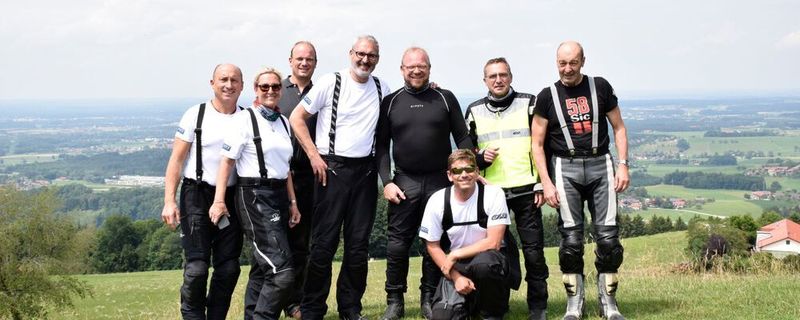 Kurvten über traumhafte Panoramastraßen: Harald Bernhardt, Frauke Jensen-Bernhardt, Manuel Schweiger, Olaf Dicker, Karsten Kühn, Martin Eberst, Norbert Rubbel und Tourguide Günther Lauer (v. li.).