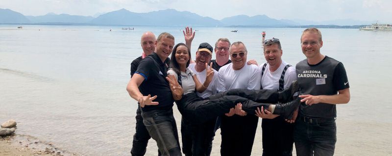 Gruppe 7 und ihre prominente Sozia Ursula „Uschi“ James, seit 2017 verantwortliche Eventmanagerin der »bike und business«-Motorradtour, am Chiemsee. Derek Finke fehlte unentschuldigt.