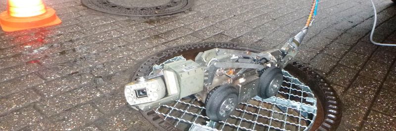 Ein Kanalinspektionsfahrzeug, gesteuert per Kamera, zog das Kabel in die Rohre ein