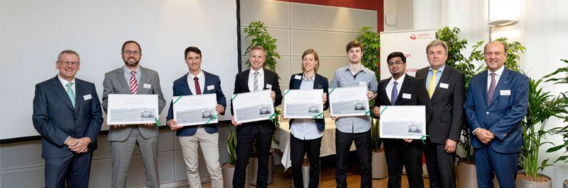 Sechs Nachwuchswissenschaftler wurden mit dem Innovation Award 2018 der Schaeffler FAG Stiftung für ihre herausragenden Arbeiten ausgezeichnet (von links): Dietmar Heinrich, Vorstand Finanzen und Mitglied des Stiftungsvorstands, Dr.-Ing. Martin Weschta, Dr.-Ing. Bernd Vierneusel, Dr.-Ing. Christian Bongardt, Ph.D. Viktorija Rumpf, B.Sc. Andreas Handel, M.Sc. Vishwas Manjunath. Dr. Josef Scheller, Geschäftsführer Stiftung und Andreas Hamann, Leiter Personal Europa und Vorsitzender des Stiftungsvorstands.