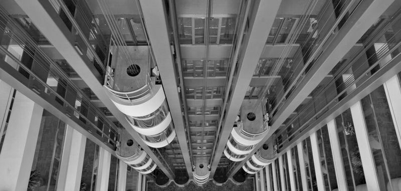IoT-Technologien halten in mehr und mehr Bereichen Einzug – auch die Personenbeförderung via Aufzug ist hier keine Ausnahme.