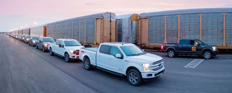 Ford elektrifiziert den Pick-up F-150. Eine Demonstration seiner Leistung erbrachte der Hersteller werbewirskam auf einem Bahngelände.