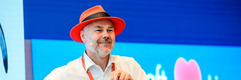 Hubert Schweinesbein, Senior Manager EMEA Partner Enablement Team bei Red Hat auf der Partnerkonferenz in Prag.