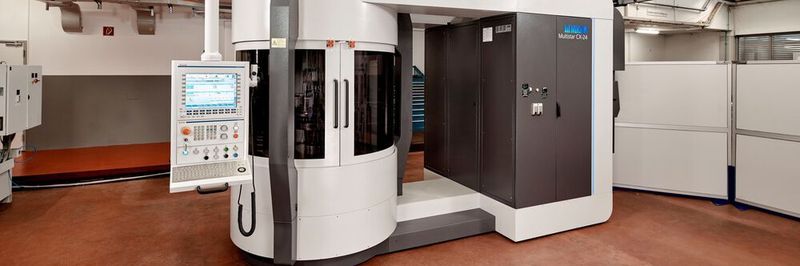 Die Rundtaktmaschine Multistar CX-24 von Mikron übernimmt alle Dreh-, Bohr- und Fräs- Operationen, für die in einer konventionellen Fertigung bis zu 16 Maschinen notwendig sind. Das spart laut Mikron bis rund 70 % Aufstellfläche, reduziert die Zahl der Umspannvorgänge und die Stückkosten um 45 %.