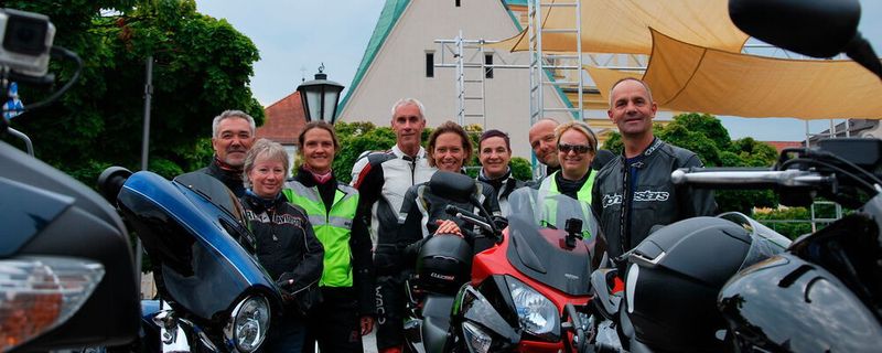 Nach dem Motorradsegen startet die gut gelaunte Truppe in Richtung Mühldorf am Inn.