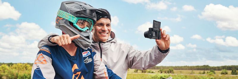 Mit dem klappbaren Display lassen sich auch Selfies oder Vlogging-Beiträge mit der Sony RX100 VII erstellen.