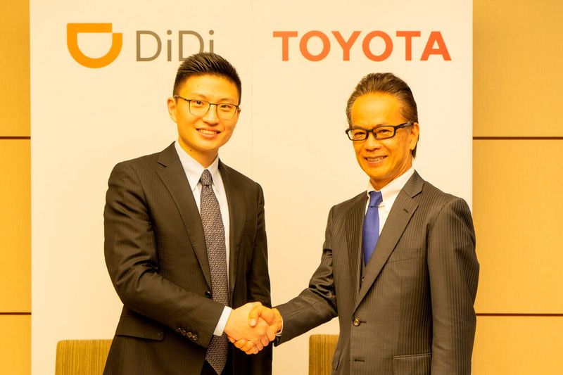 Stephen Zhu, Senior Vice President von Didi Chuxing und Shigeki Tomoyama, Executive Vice President von Toyota wollen gemeinsam die Mobilitätslösungen von Toyota in China ausbauen.