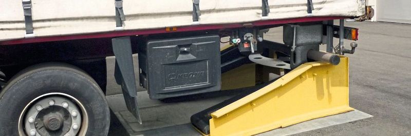 Der Lkw ist angedockt, er wird automatisch gegen Wegrollen gesichert.