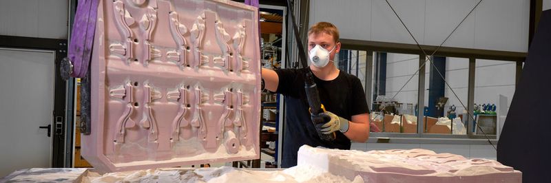The picture shows a printing plant in Grunewald's foundry unpacking moulds.