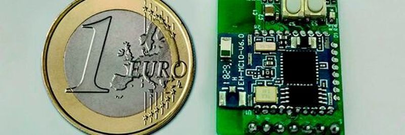 Die winzige Alarmtab-Platine ermöglicht eine direkte Kommunikation zwischen Sensor und mobilem Endgerät via Bluetosec (auf Basis von Bluetooth LE).