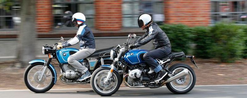 Die R nineT /5 ist ein optisch wie technisch überzeugendes Motorrad in Weiß-Blau.