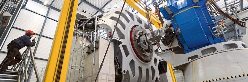 Der kompakte Generator mit supraleitenden Spulen spart nicht nur Platz, sondern auch Material und Gewicht. Im Bild wird er an der Plattform angedockt, um die Lasten der Rotorseite dynamisch einzuleiten.
