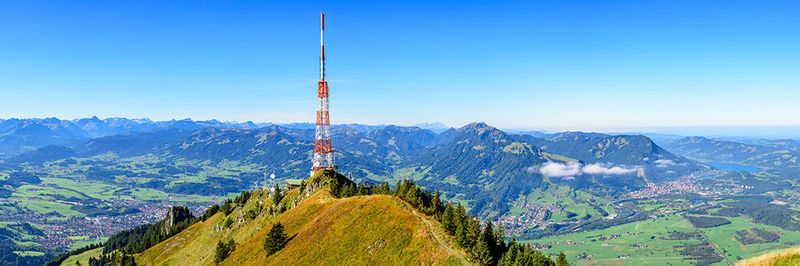 Über Richtfunk können Orte und Gemeinden übergangsweise mit schnellem Internet versorgt werden, bis Glasfaser verfügbar ist.