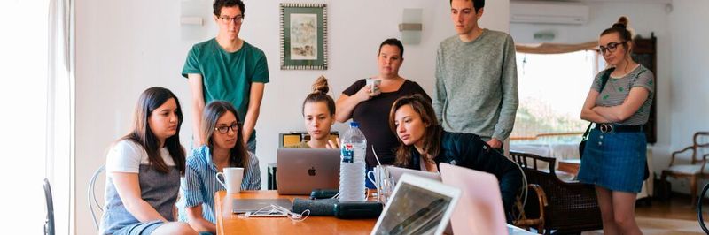 Angebote für Workshops und Weiterbildungen im KI-Umfeld gibt es mittlerweile viele, denn die Nachfrage von Unternehmensseite ist groß.