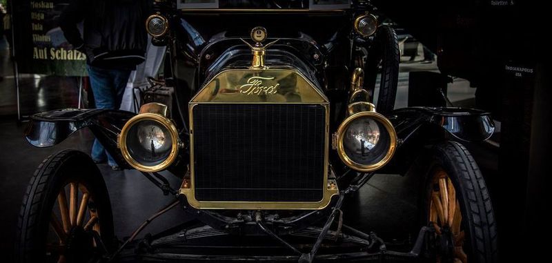 Das Prinzip Fahren: Früher rein mechanisch und mit Verbrennungsmotor, heute hochkomplex und mit viel Software. Damit einher ist auch der Funktionstest bei einem Auto anspruchsvoller geworden.