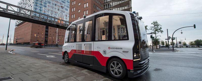 Zehn Passagiere finden in dem Shuttle Platz, der schon bald in der Hamburger Hafencity erste Testrunden dreht.
