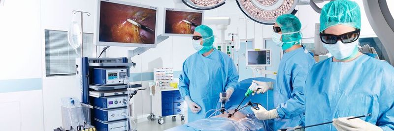 In deutschen Krankenhäusern droht im Zuge der EU-MDR ein Engpass bei Implantaten und Prothesen, da es bisher an den entsprechenden Prüfstellen, den Benannten Stellen, mangelt.