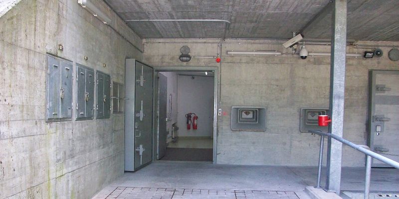 Bis ins Jahr 2006 wurde der ins Bergmassiv getriebene Bunker jahrzehntelang vom Schweizer Militär und deren Luftabwehr genutzt - heute fungieren die Stollen als hochsicheres Cloud-Rechenzentrum. Im Bild: der mit Panzertüren abgesicherte erste Eingang in die Bunkeranlage.