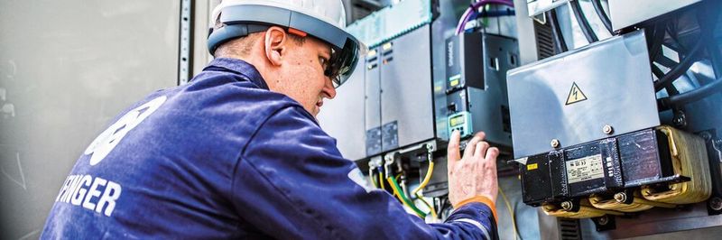 Ausgestattet mit Datenbrillen, in diie der Ingenieur Daten angezeigt bekommt, kann er Anlagen überprüfen oder sehen, wie sich Veränderungen auswirken.