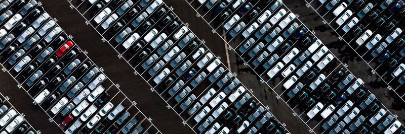 Die Parkplatzsuche kann mitunter zu einer Belastungsprobe werden – für Mensch und Umwelt.