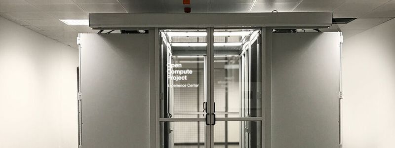 Blick von außen auf die funktionsfähige OCP-Installation von Rittal, Cercle B und Maincubes zum Vorführen und Ausprobieren