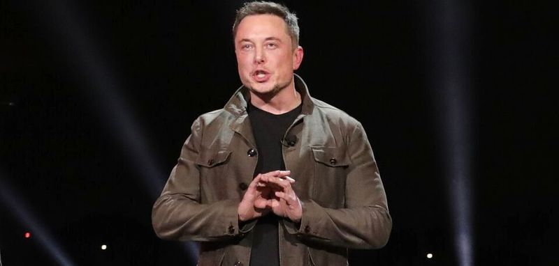 Weil Musk sowohl die Selbstinszenierung als volksnaher Boss, als als die Kommunikation mit den Medien perfekt beherrscht, stellt sich zumeist die beabsichtigte Wirkung der Ablenkungsmanövers ein.