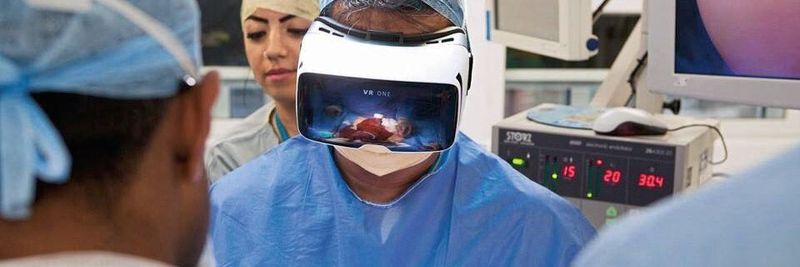 Der Chirurg Dr. Shafi Ahmed trägt im Oktober auf der Xpomet in Berlin vor. Als Erster weltweit hat der Chirurg mit der Google-Brille und mit einem Online-Videostream operiert.