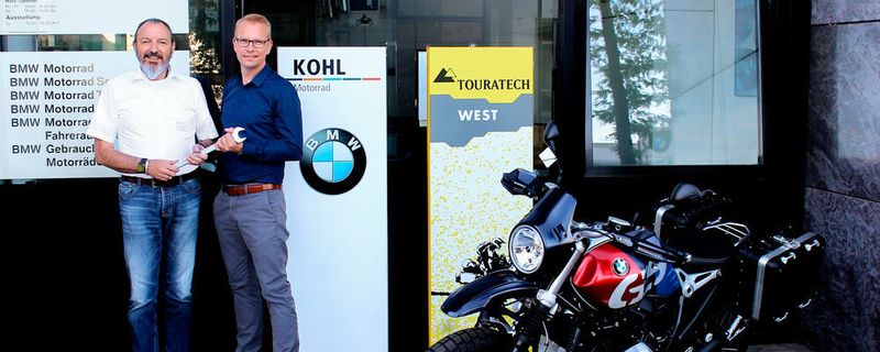 Schlüsselübergabe: Stefan Meister (re.) folgt Walter Herwartz-Emden als Leiter Kohl Motorrad nach.