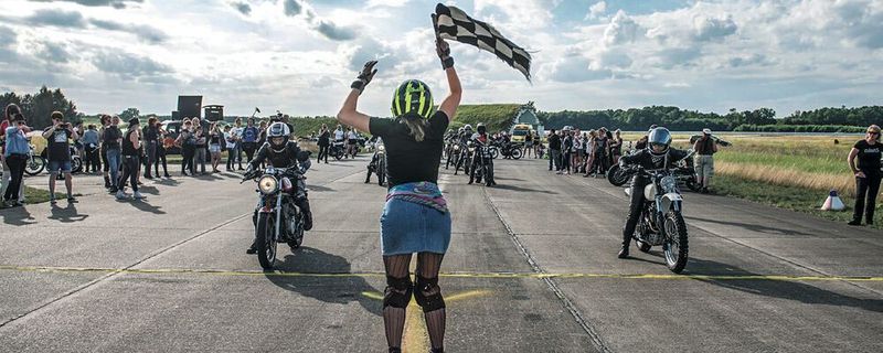 Zeit für ein „once in a lifetime experience“, z.B. auf dem Petrolettes-Festival in Ferropolis oder die Bewerbung zur „Bike Woman of the year“. Zwei unvergessliche Events für Powerfrauen der Branche.