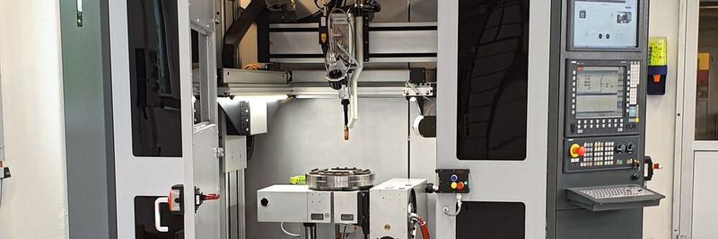 Die neue Version der ARC 405 stellt Gefertec auf der EMO Hannover vor. Integriert ist bereits der Prozesskopf mit Schmelzbadkontrolle. Auf dem Foto gewährt das Unternehmen einen Blick in die derzeitige Version der ARC 405.