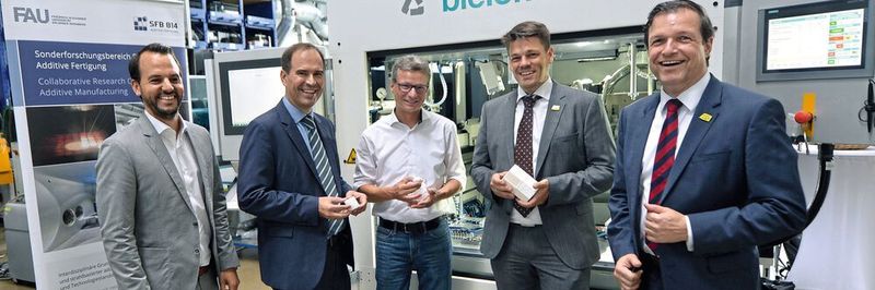 Projektstart von FAB-Weld am 01.08.2019 (von links): Christian Wiesner (Fit Additive Manufacturing Group), Prof. Dr.-Ing. Dietmar Drummer (LKT), bayerischer Wissenschaftsminister Bernd Sibler, Tobias Beiß und Jürgen Lochner (bielomatik).