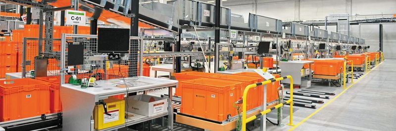 Arbeitsplatz an einer der fünf Wareneingangslinien – „TUP.MFC“ steuert und optimiert im Wareneingang (WE) das Routing zu den entsprechenden Lagerplätzen.
