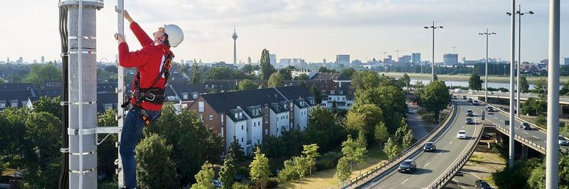 Vodafone-Techniker aktivieren 5G in Deutschland.