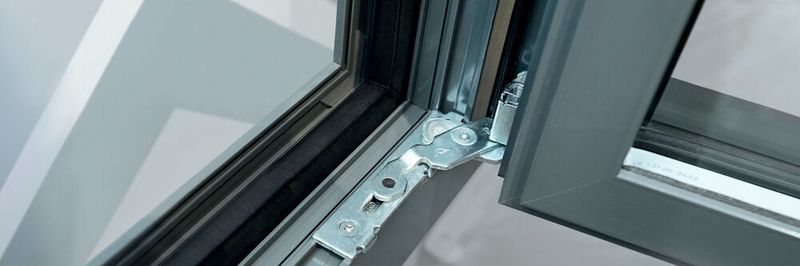 Now aluminum windows without load transfer can be produced more efficiently with "Roto AL Designo" from a sash width of 735 mm and up to 130 kg.