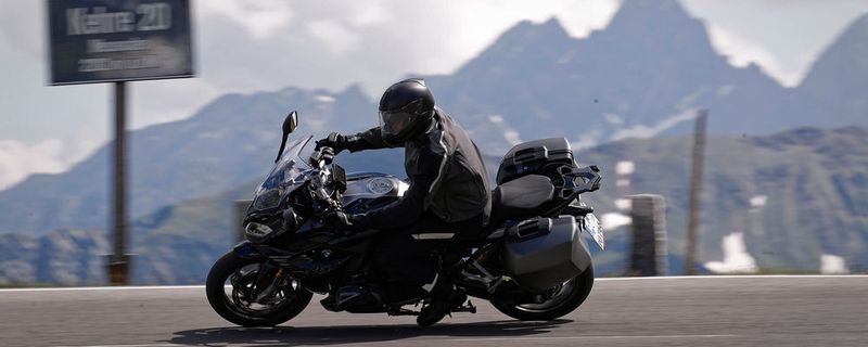 BMW pflegt seine Boxer-Baureihe und bringt zum Tourer RT und zum Roadster R nun den Sporttourer RS.