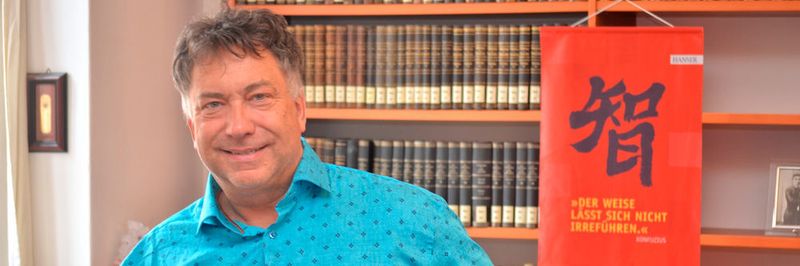 Prof. Dr. Dr. Eric Hilgendorf ist Inhaber des Lehrstuhls für Strafrecht, Strafprozessrecht, Rechtstheorie, Informationsrecht und Rechtsinformatik und Leiter der Forschungsstelle RobotRecht an der Universität Würzburg.
