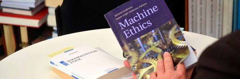 In der Maschinenethik geht es um die Fragen: "Ist eine Maschine möglicherweise Subjekt von ethischen Handlungen? Kann sie ethisch denken? Oder kann eine Maschine so programmiert werden, dass sie nach ethischen Gesichtspunkten ihre Art von Funktion daran anpasst, dass ethische Gesichtspunkte beim Funktionieren dieser ganzen Vorgänge berücksichtigt sind?"
