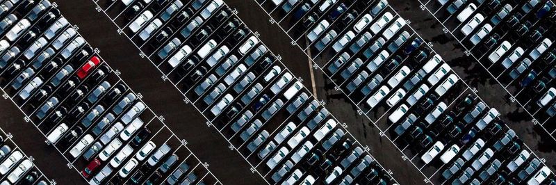 Die Parkplatzsuche kann mitunter zu einer Belastungsprobe werden – für Mensch und Umwelt.