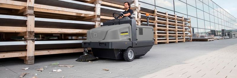 Das neue Einstiegsmodell in die Welt der Kärcher-Bodenreinigung, die Industriekehrmaschine KM 120/250 R Classic, gibt es in drei verschiedenen Antriebsarten: Diesel, Gas oder Elektro.
