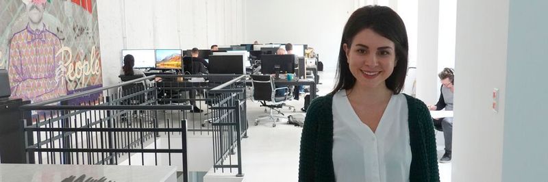 Für Bahar Jawadi - Chief Information Officer bei INTEGR8, einer Berliner Firma, die sich mit KI und Chatbots beschäftigt - ist die richtige Erwartungshaltung entscheidend. Den Nutzern müsse von vornherein klar gemacht werden, was KI könne und was nicht. "Ein Algorithmus kann nicht alle Leute unterstützen. Die Erwartungen sind teilweise zu hoch und deswegen sind die Nutzer dann enttäuscht", erklärt sie.
