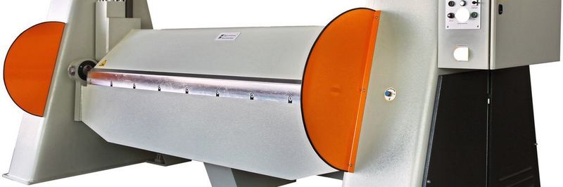 Bild 1: Vollhydraulische, automatisierte Schwenkbiegemaschine vom Typ SBM3000X6 der Dr. Hochstrate Maschinenbau Umformtechnologien.