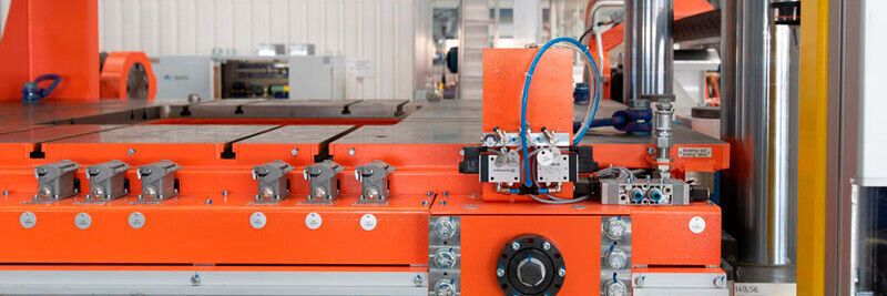 Media supply at sliding-tilting table of KPS 3000 / 25-12 SKT