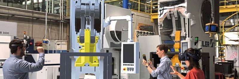 Wissenschaftler und Studierende der Hochschule Esslingen interagieren mit dem realdatengetriebenen digitalen Zwilling der CSP 100 von Schuler mit verschiedenen Endgeräten wie der Microsoft-Hololens, der HTC-Vive und einem Apple-Ipad.