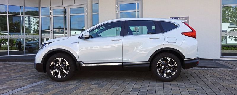 Der Honda CR-V Hybrid fährt viel elektrisch und gewinnt mit dem Verbrenner elektrische Energie.