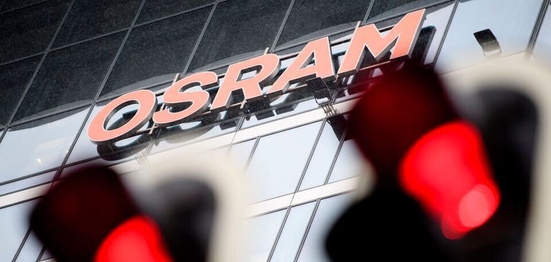Ist der Weg wieder frei für eine Osram-Übernahme durch AMS? Der österreichische Halbleiterhersteller bietet für den deutschen LED-Spezialisten nun insgesamt 4,3 Miliarden Euro – etwa 10% mehr als die US-Investoren Bain und Carlysle Group.